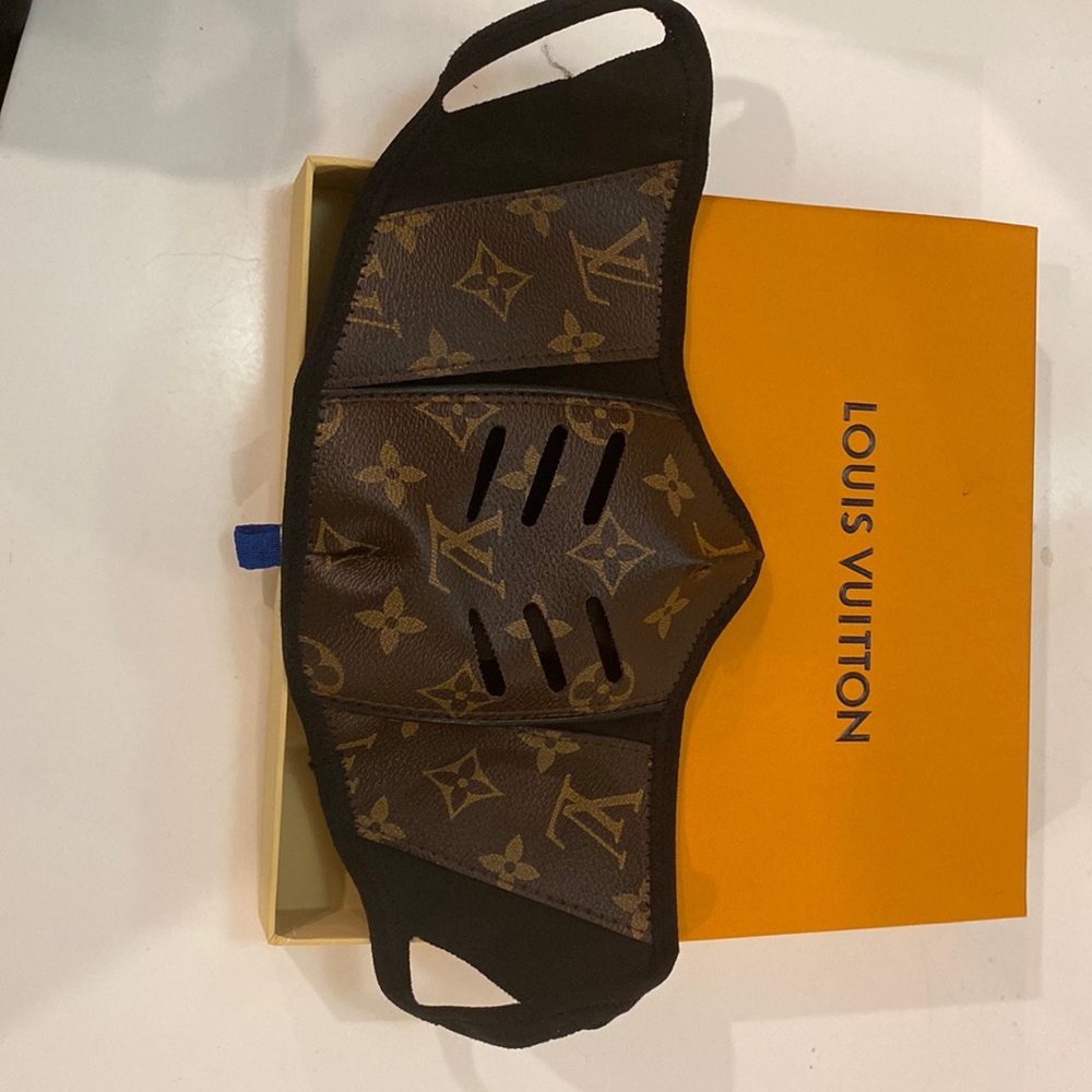 Brand new mask / comes with box and bag